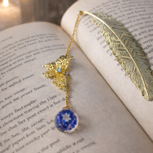 Marque-page papillon & plume dorée – pendentif fleurs bleues