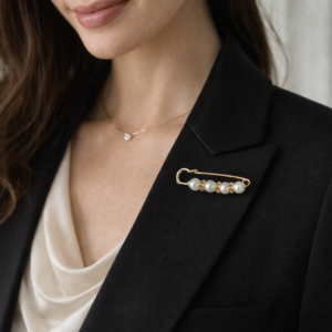 Broche élégante:  perles sacrées