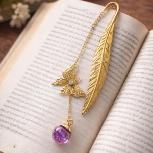 Marque-page plume dorée & papillon – pendentif fleurs violettes